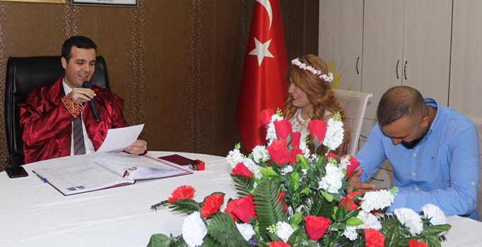 Kayyum cübbe giyip nikah kıydı