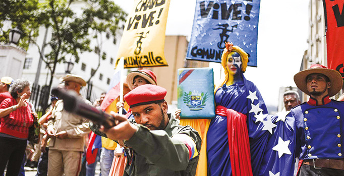 Irkçılarla flört Trump’ı vurdu