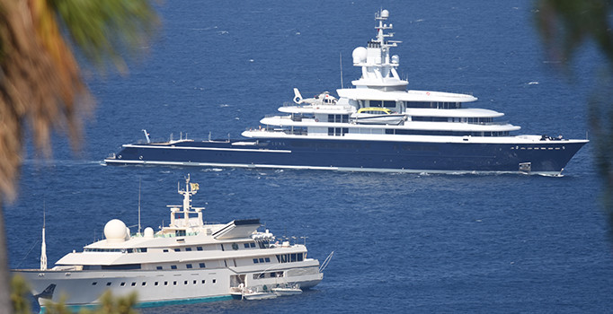 Suud ve Akhmedov'un yatları aynı koya demirledi