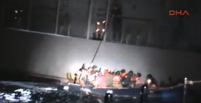 Yunanlar mülteci botunu patlattı, Türkler kurtardı