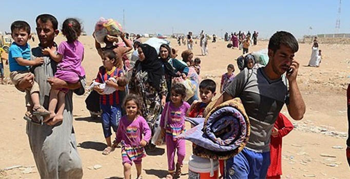 Esad bombardımanından kaçan Türkmenler Türkiye'ye giriyor