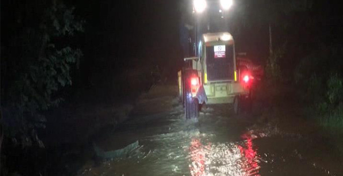 Rize'de sel derelerin taşmasına neden oldu