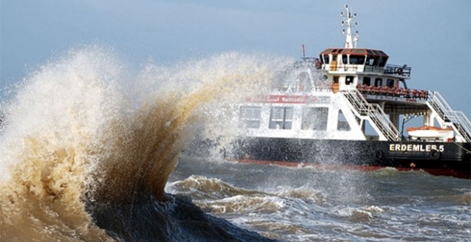 İstanbul'da vapur seferlerine lodos iptali