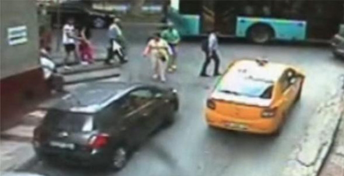 Şişli’de kapkaç anı kamerada