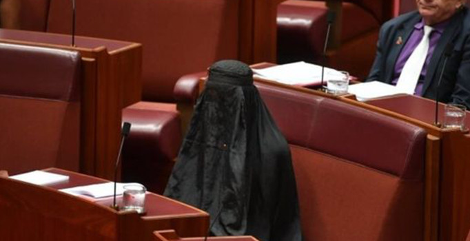 Parti lideri burkayı yasaklama oturumuna burkayla geldi