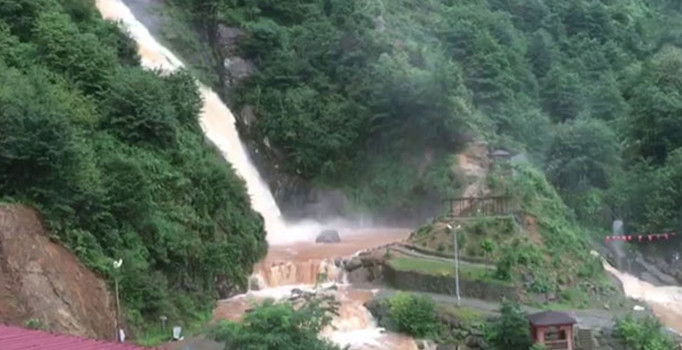 Ağaran Şelalesi'den yağmur sonrası çamur aktı