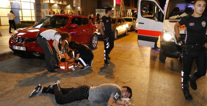 Antalya'da alışveriş merkezinde polisle Rus turistler arasında arbede