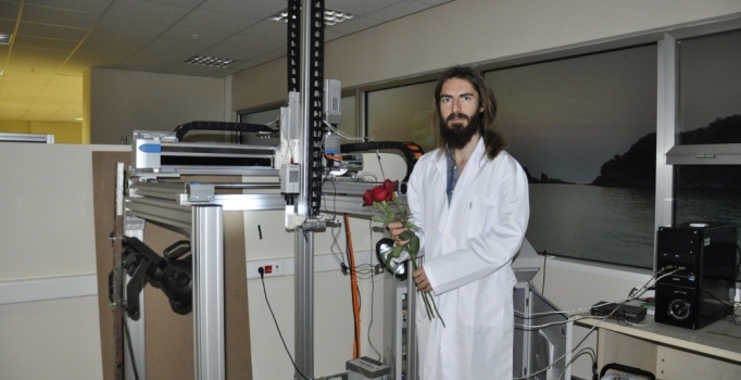 Üniversiteliler gül toplama robotu geliştirdi