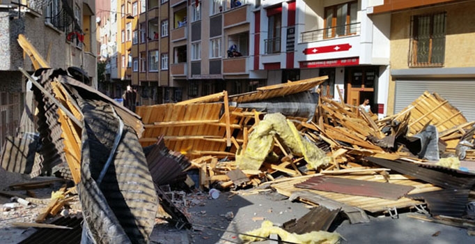 Esenler'de 5 katlı binanın çatısı uçtu