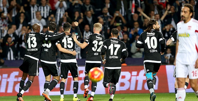 Beşiktaş Sivasspor engelini Gomez ve Oğuzhan'la aştı