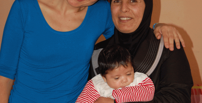 İzmir'de Doç. Şüra Baykan Suriyeli aileye evini açtı