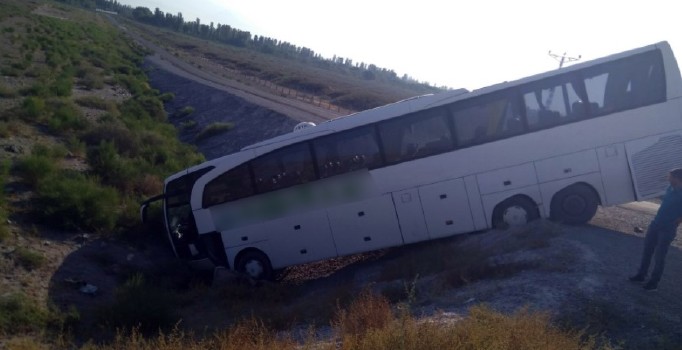 Iğdır’da yolcu otobüsü şarampole uçtu