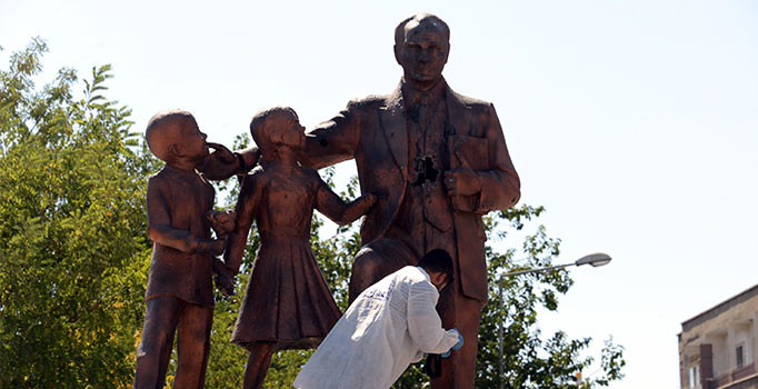 Diyarbakır'da Atatürk Anıtı'na çirkin saldırı