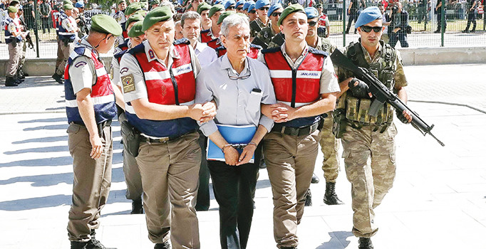 ‘Darbeci askerler sivil imamları koruyor’