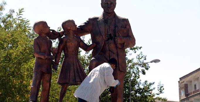 Atatürk Anıtı'na çekiçle saldıran kişi tutuklandı