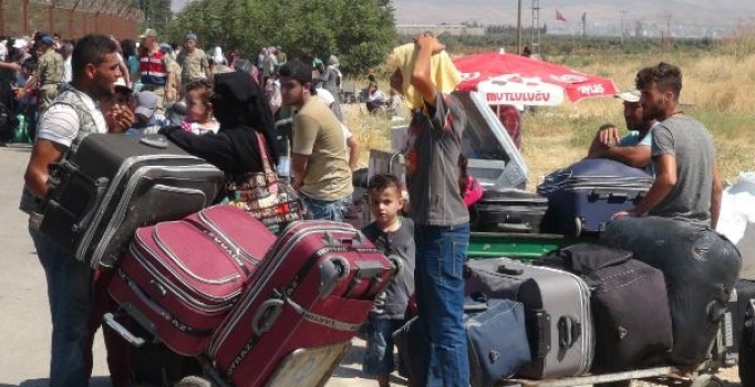 Suriyelilerin sınır kapısında bayram geçişi sırasında izdiham yaşandı