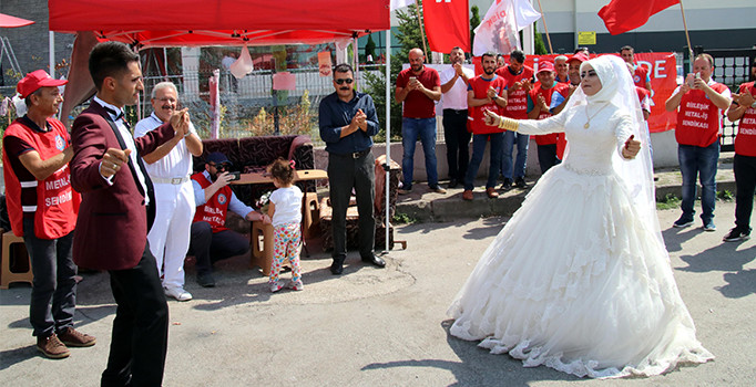 Düğün salonundan önce grevdeki arkadaşlarını ziyaret etti | Düzce haberleri