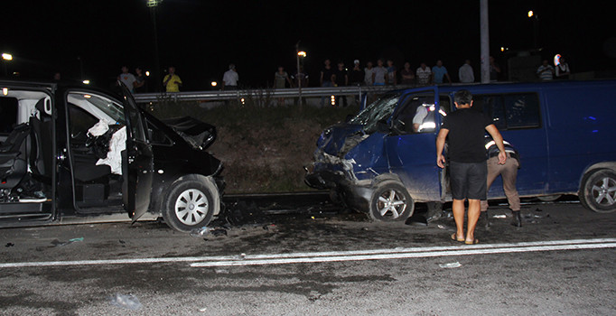 Kocaeli'de iki minibüs çarpıştı: 8 yaralı