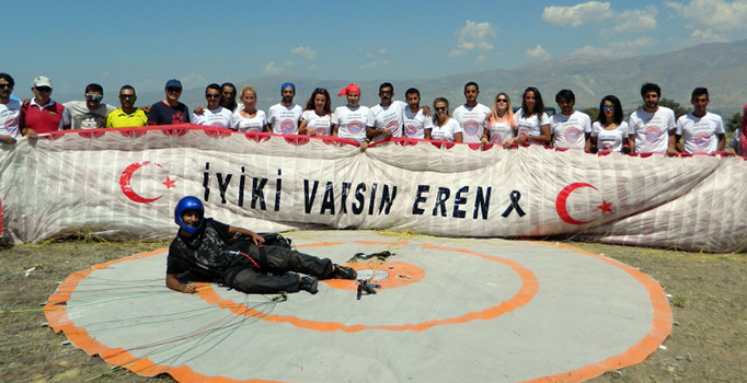 Paraşütçüler, gökyüzünde Şehit Eren Bülbül'ü andı
