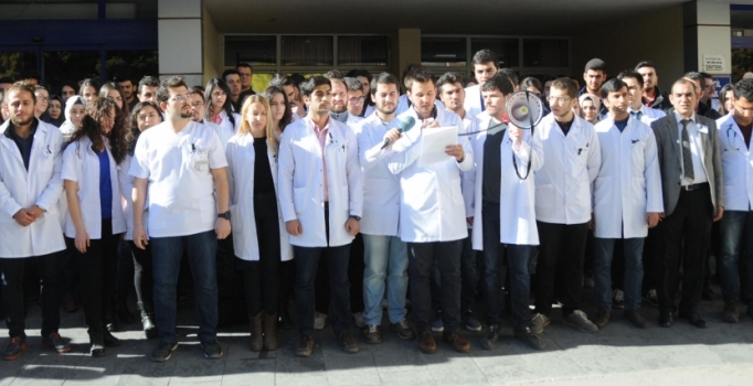 Gaziantep’te tıp öğrencilerinden 'Doktor Aynur' protestosu