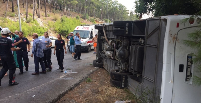 Antalya'da turist taşıyan midibüs devrildi: 20'den fazla yaralı var