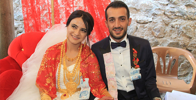 5 bin kişilik aşiret düğününde gelin altınları taşıyamadı