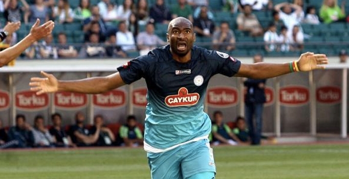 Çaykur Rizespor’lu taraftarlardan Kweuke'ye Belediye Başkanı ol çağrısı