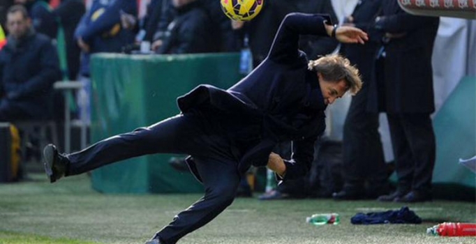 Mancini topa vurmak isterken yere yuvarlandı