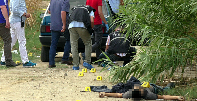 İki kardeş boş arazide ölü bulundu