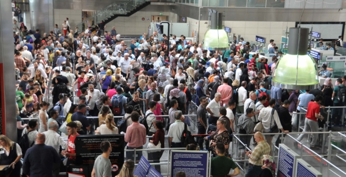 Atatürk Havalimanı'nda tatil yoğunluğu başladı