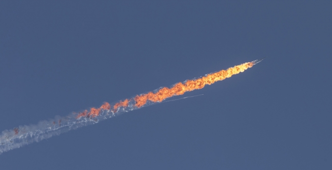 Rusya Genel Kurmayı: Pilotlardan biri yerden açılan ateşle öldürüldü