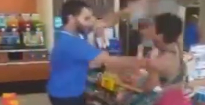 Erkek çalışanla kadın müşterinin kavgası kamerada