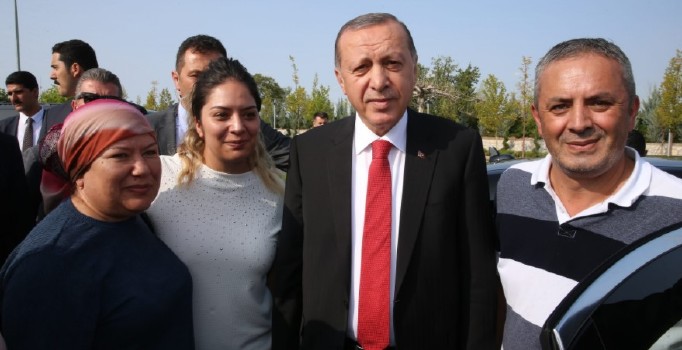 Cumhurbaşkanı Erdoğan, gurbetçi vatandaşlar ile fotoğraf çektirdi