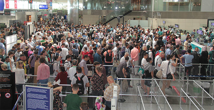 Atatürk Havalimanı'nda yolcu yoğunluğu