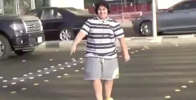 Suudi Arabistan’da sokakta “Macarena” yapan çocuk gözaltına alındı