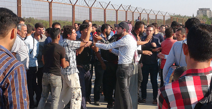 Suriyelilerin sınır kapısındaki bayram geçişinde izdiham