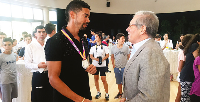 Anneme sarılıp sevincimi paylaşamadım