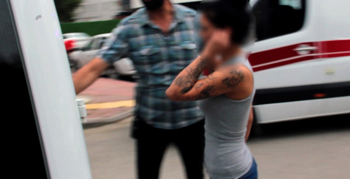 Apartman yöneticisi 'Eve gelen giden belli değil' deyince, silahla vurup yaraladı