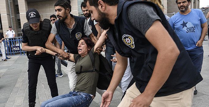 Son dakika! Adliyeye lüks araçla gelip ateş açtılar: 1 ölü 2 yaralı