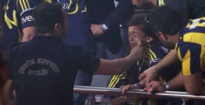 Polis, Kadıköy'de ağlayan çocuğu teselli etti