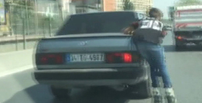 İstanbul trafiğinde tehlikeli oyun | Video