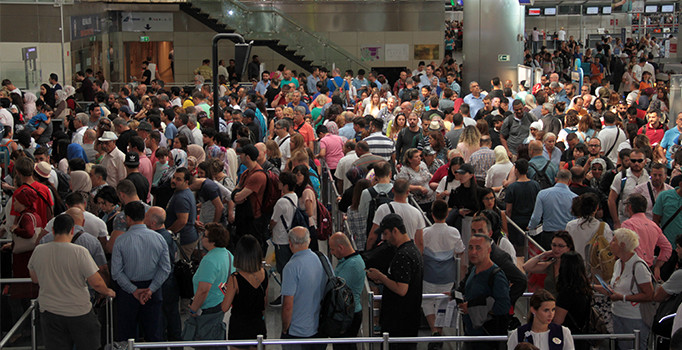 Atatürk Havalimanı’nda bayram yoğunluğu başladı
