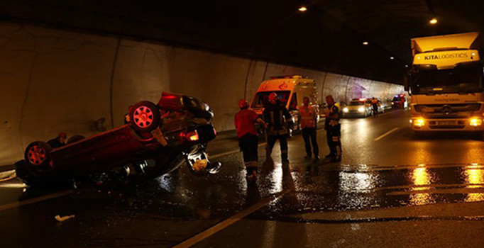 Bayram yolunda ilk kaza TEM'i felç etti