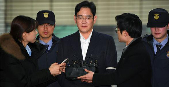 Samsung'un varisi Jay Y. Lee rüşvet suçundan 5 yıl hapis cezası aldı