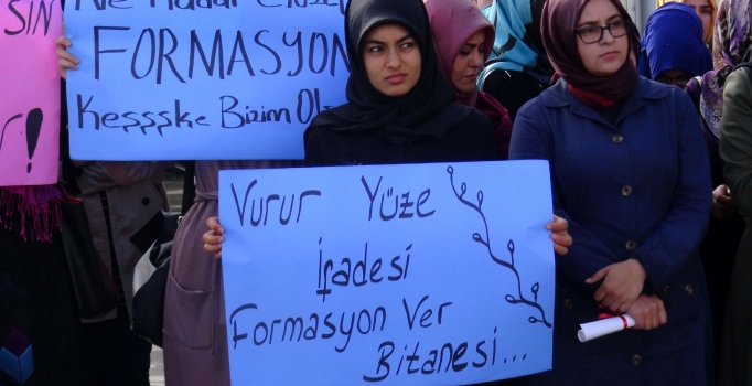 Çanakkale Onsekiz Mart Üniversitesi'nde ilahiyat öğrencilerinden formasyon eylemi