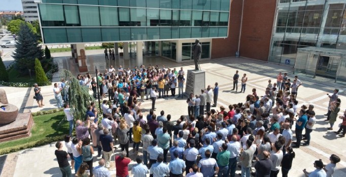 Atatürk anıtına sprey boyalı saldırı