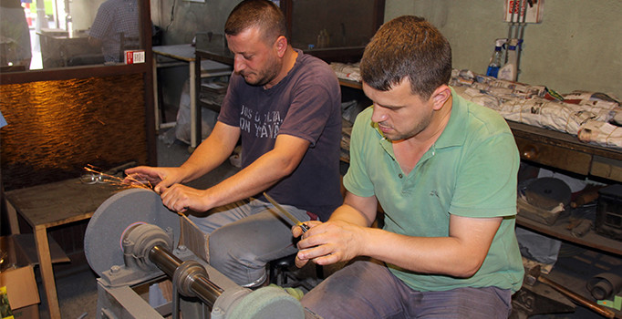 Bayram öncesi bıçak bileyicilerin yüzü güldü