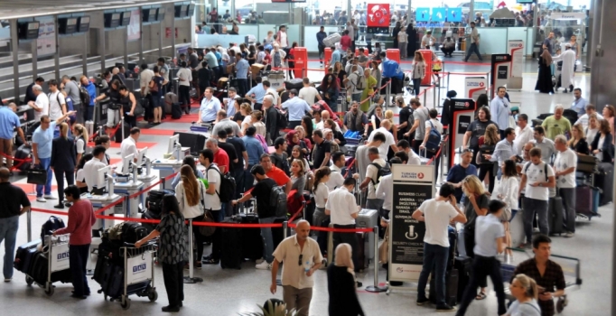 Atatürk Havalimanı'nda bayram yoğunluğu sürüyor