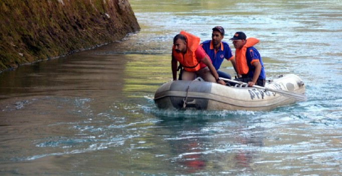 Otomobil Botan Çayı'na uçtu: 1 yaralı, 1 kayıp