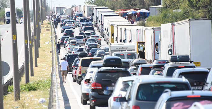 Kapıkule'de 17 kilometrelik tır kuyruğu